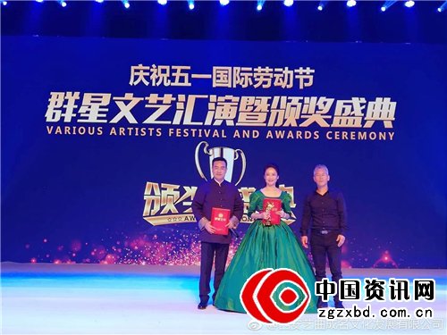 国内著名女歌手张耀坤