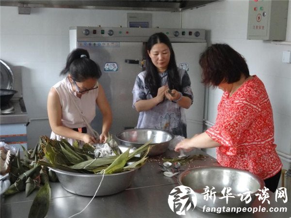 每逢佳节倍思亲，送医送戏“粽”是情