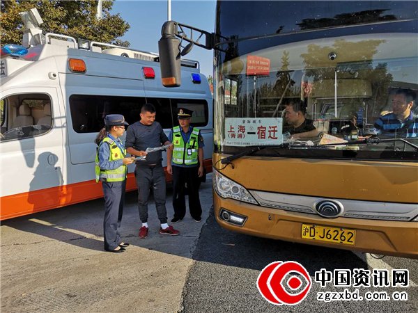 高速徐盐支队第三大队将路网 运行信息发布平台送到群众手中