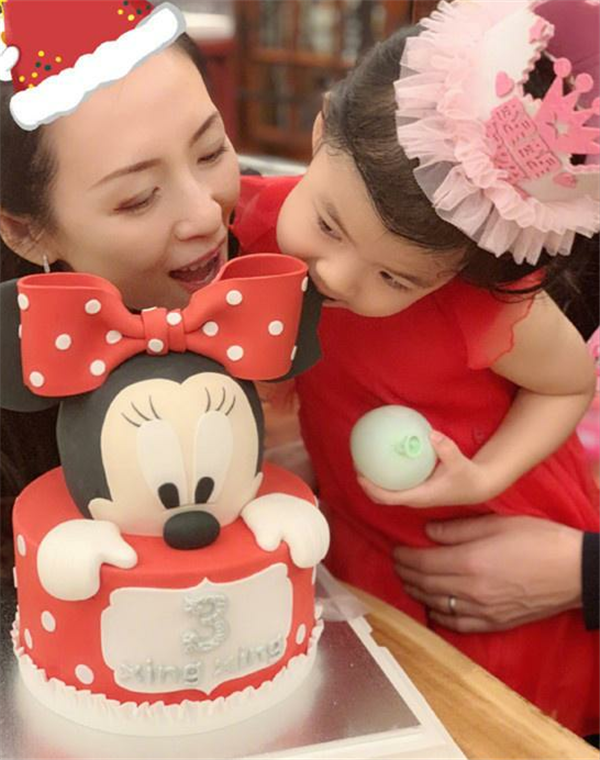 章子怡跪地为女儿擦嘴