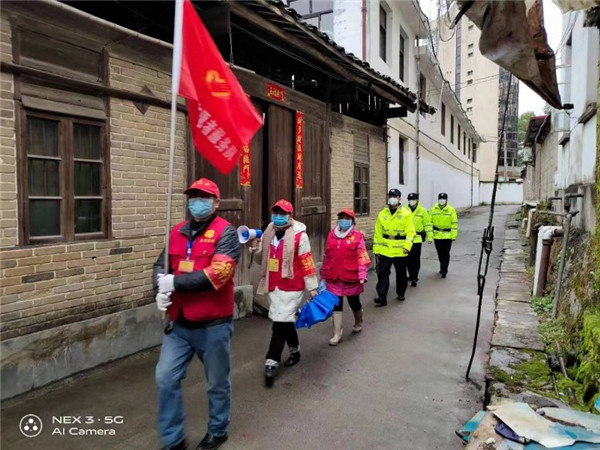 抗疫战线上的红马夹