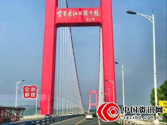 从宜昌东站到长阳县城只有班车，需要一个多小时。