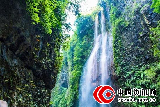 沿着山路一直向前,凉快又惬意,就像行走在画中一样....