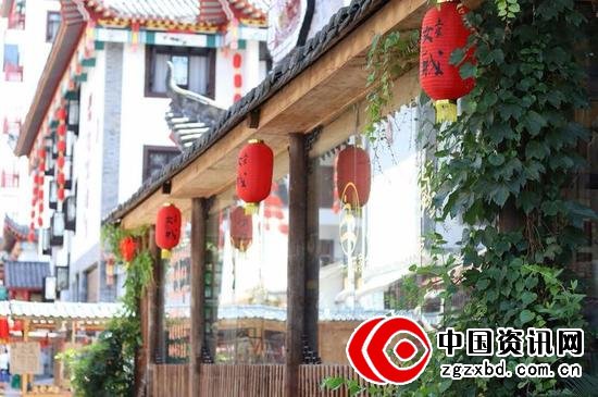 晚上可以来小吃街吃东西,非常热闹。