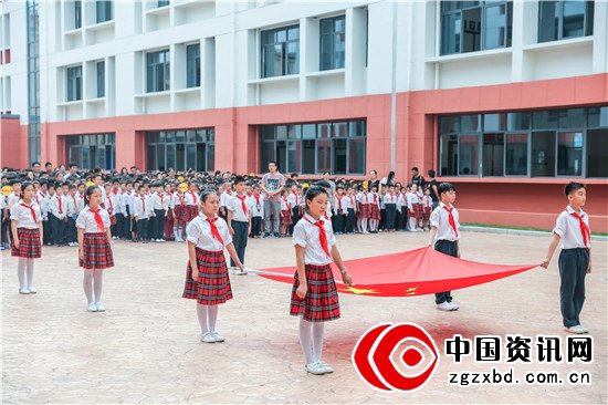 淮安市周恩来红军小学南校区开学第一课： 让爱与国旗一起飘扬