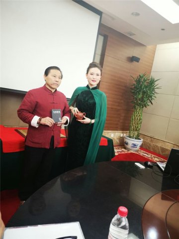 吴海龙参加东方文化遗产保护中心淑女文化遗产研究所授牌仪式