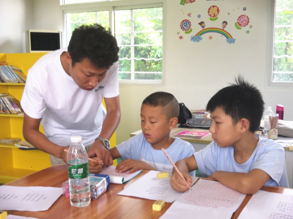 淮安：三河镇举办留守儿童暑期书画教学公益活动