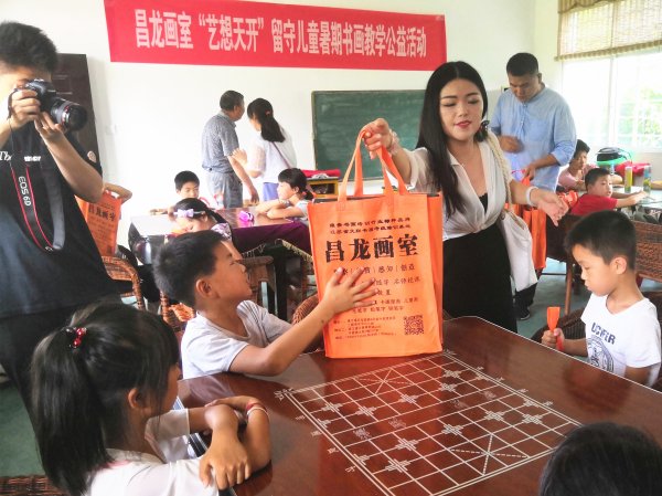 淮安：三河镇举办留守儿童暑期书画教学公益活动