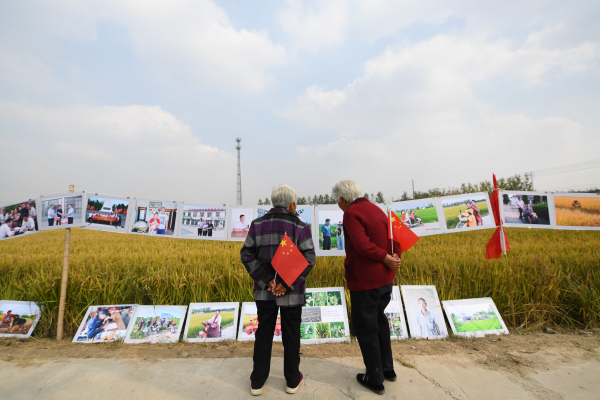 前进村：“在希望的田野上”田头摄影展深受农民欢迎