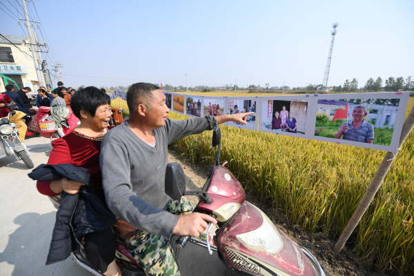 前进村：“在希望的田野上”田头摄影展深受农民欢迎