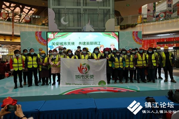 高新区春节前联手山水义工慰问城市天使给环卫工送温暖