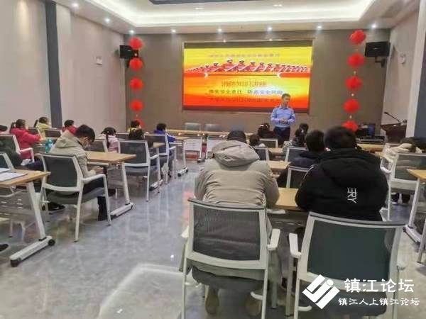 消防人员走进光华朱方路社区瑞和居家养老服务中心宣讲消防安全