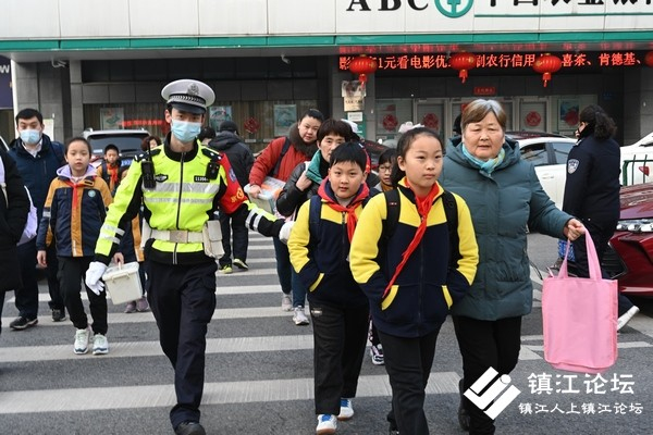 寒假结束春季开学第一天京口交警护学岗分外忙