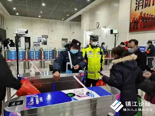 镇江公安民警在车站协助把好门守好口做好疫情防控