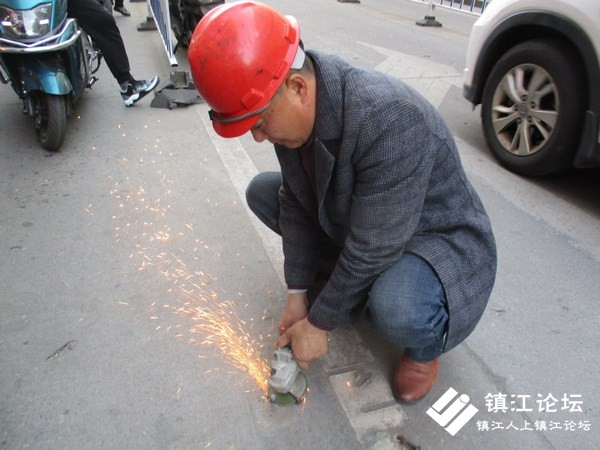 马路中央 “长” 出钉子  多人遭殃