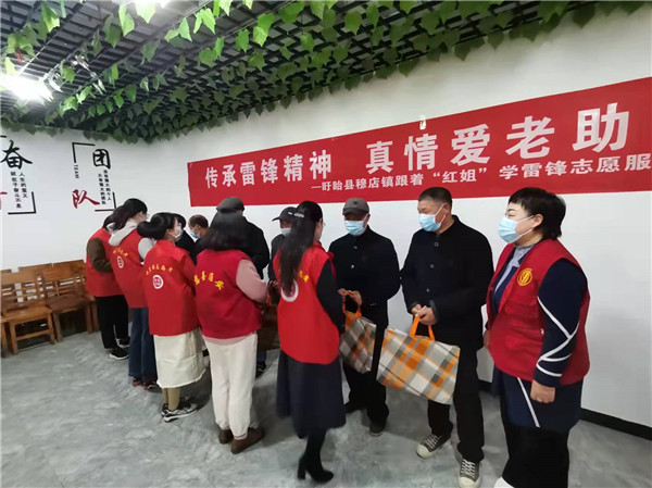 盱眙县穆店镇跟着“红姐”学雷锋志愿服务队三八节开展敬老活动 