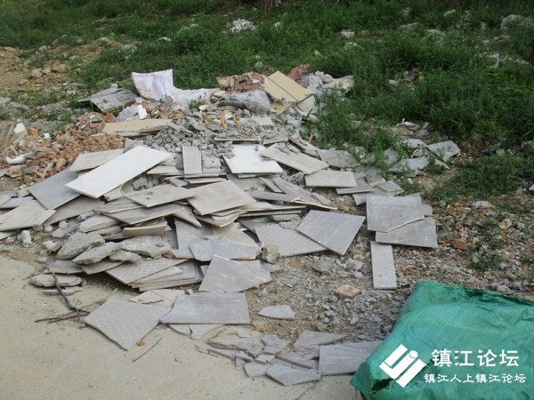 镇江天桥高铁下铁路区域脏乱差回潮  市民呼吁整治