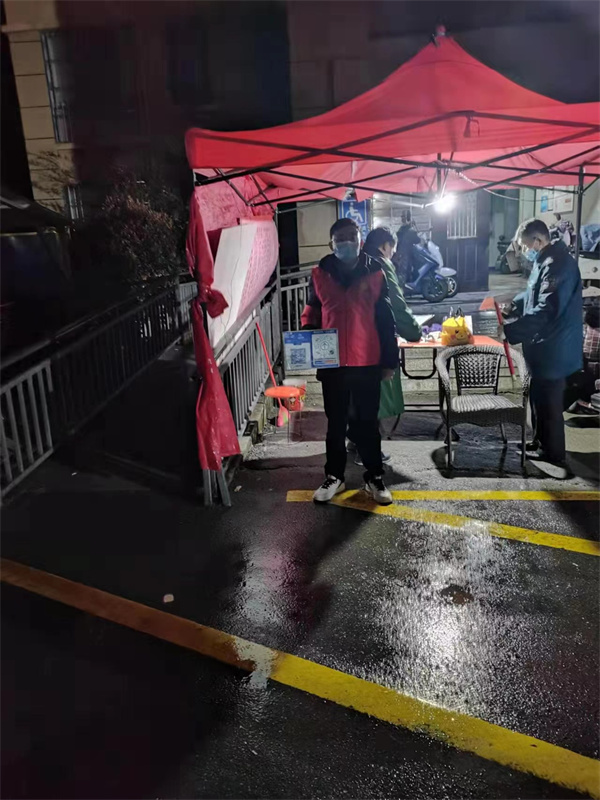 党群同心，风雨同舟，共筑防控堡垒——盱眙县实验小学“千名机关党员进社区  疫情攻坚突击显担当”活动