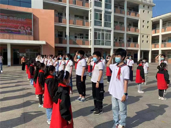 盱眙县盱城街道中心小学举行“庆六一暨一年级入队仪式”