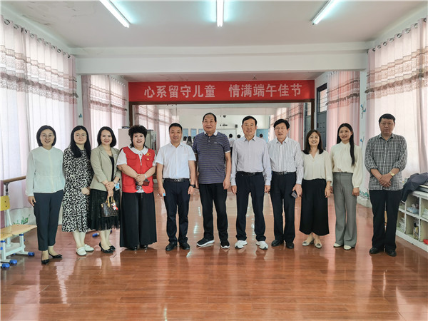 盱眙县关工委领导赴维桥小学调研辅导站工作并为艺术团授旗