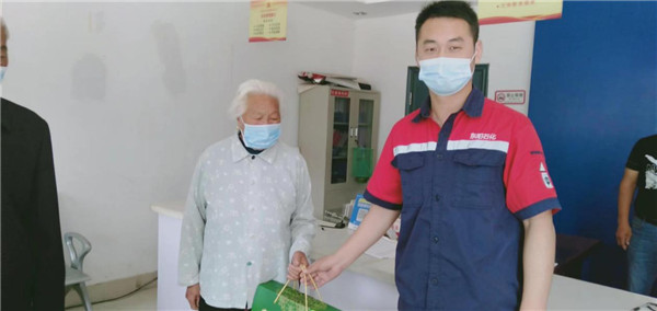 盱眙东阳石化加油站爱心企业向贫困户送端午节慰问品