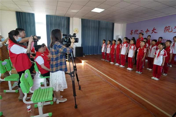 盱眙县淮河镇关工委等单位领导到淮河小学捐赠并观看师生演唱会