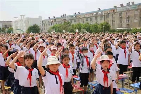 盱眙县关工委领导参加马坝小学庆“六▪一”暨艺术团授旗仪式