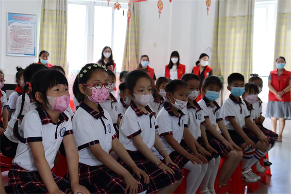 盱眙县马坝镇中心幼儿园举行“科学衔接，携手成长”幼儿入队体验活动