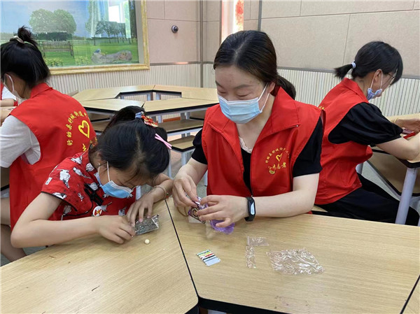 盱眙县盱城街道中心小学开展“党员领航 护童成长”关爱留守儿童主题党日活动