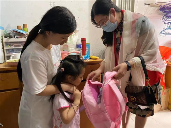 喜迎二十大，同心护未来——盱眙县五墩中心幼儿园开展六一慰问留守、困境儿童活动