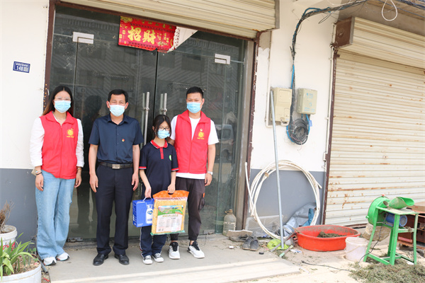 盱眙县鲍集初级中学开展“六一”儿童节慰问活动