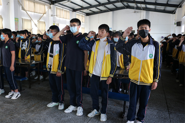 盱眙县鲍集初级中学举行少先队员到龄离队仪式暨十四岁青春仪式