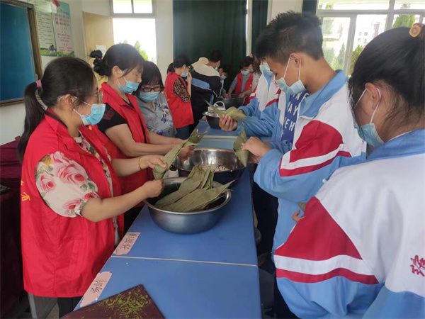 盱眙县维桥初级中学开展“浓情粽意学党史”主题党日活动