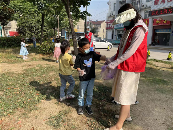 盱眙县盱城街道中心幼儿园开展”清垃圾倡文明志愿者在行动“活动