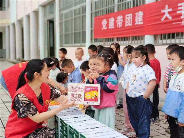 党建带团建  大手拉小手——盱眙县穆店乡中心幼儿园开展点亮微心愿慰问困境儿童活动