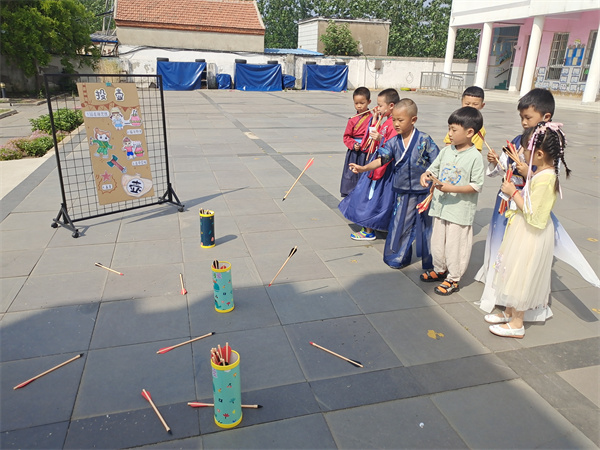 着华夏衣裳，绽童稚欢乐——盱眙县河桥镇中心幼儿园开展汉服游园会暨大班毕业典礼活动