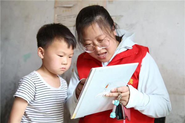 关爱留守 送书上门——盱眙县管镇镇中心幼儿园开展关爱留守儿童活动