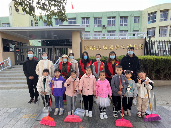 “大手拉小手，共建文明城”——盱眙县城南幼儿园开展城市环境“大清扫”志愿活动