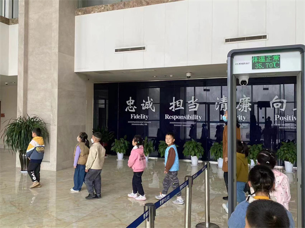 盱眙县爱民路幼儿园“警园联动、提高安全意识”活动之走进公安局