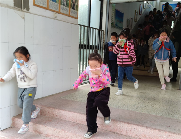 防范火灾风险  建设美丽校园：淮安市范集镇中心小学开展消防演练活动