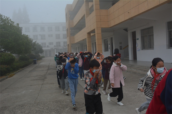 盱眙县天泉湖镇中心小学开展消防安全疏散演练