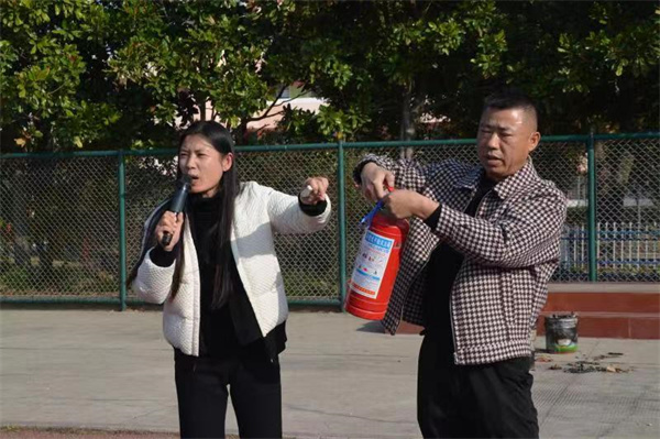 安全教育 筑牢防线——盱眙县维桥中心小学举行了消防安全演练