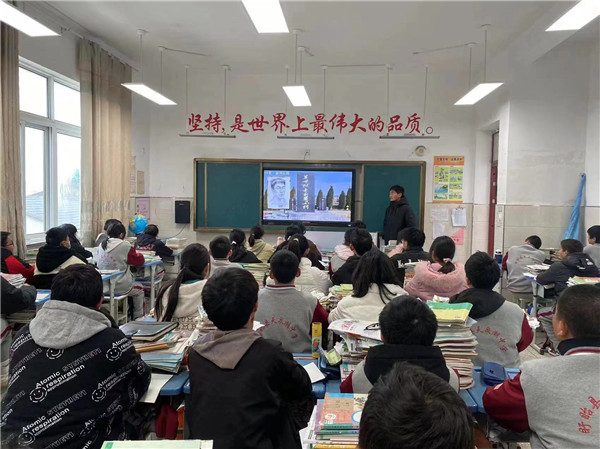 致敬革命先烈，传承红色基因——盱眙县天泉湖中学组织观看“向英烈致敬”专题片