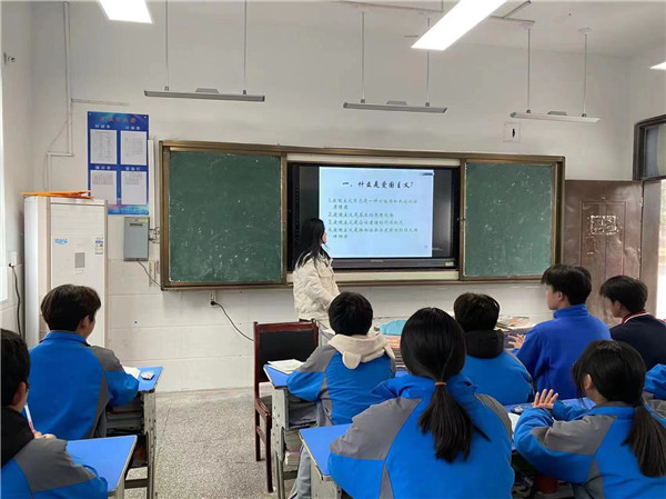 履行立德树人使命 让爱国情怀植于心——盱眙县仇集中学党支部开展学习贯彻二十大精神宣讲活动