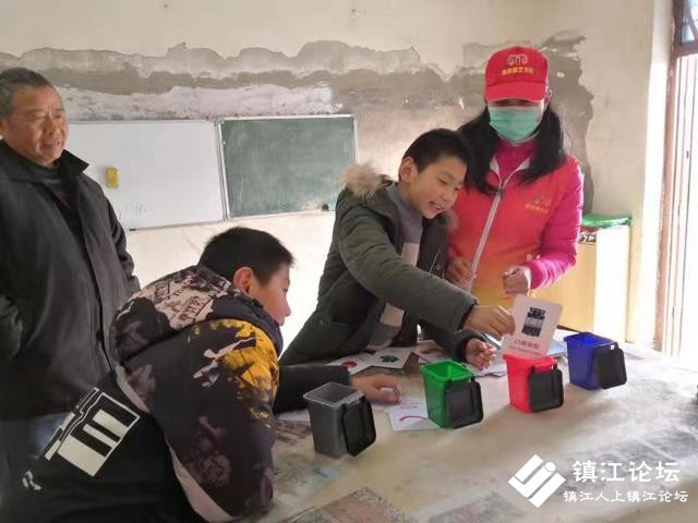 志愿者垃圾分类宣传进乡村