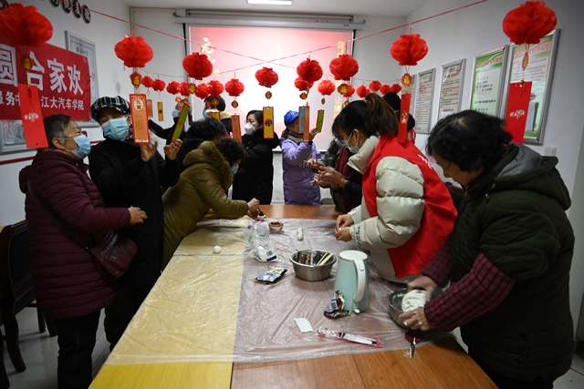 猜灯迷、包汤圆，金桥居民志愿者共同感受传统文化魅力