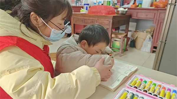 “留”下温暖  “守”望相助——盱眙县旧铺镇中心幼儿园山爸山妈志愿者活动