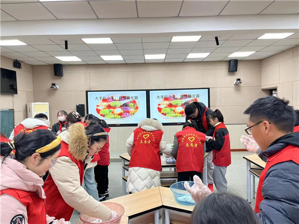 大手牵小手，真情暖元宵