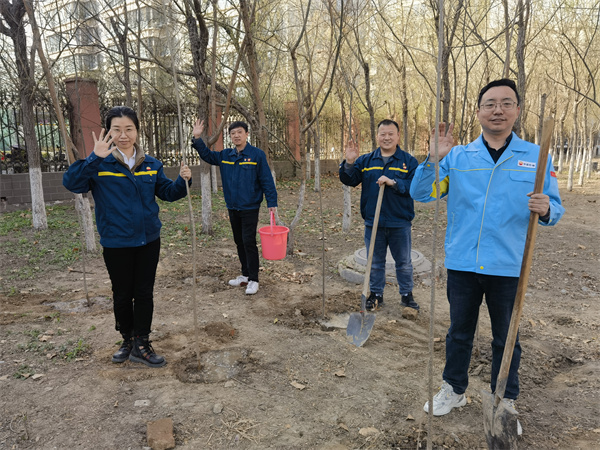 中国石油东北销售冀中分公司义务植树为城市添新绿