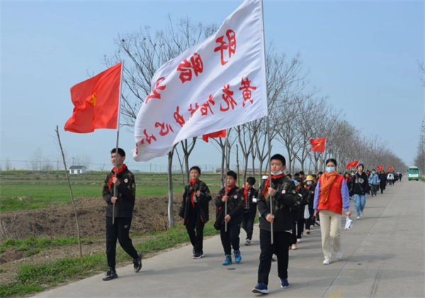 热血少年 致敬英烈——盱眙县黄花塘镇中心小学举行清明祭扫活动